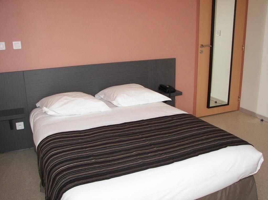Fasthotel Le Rale Des Genets - Un Hotel Fh Collection Dun-sur-Meuse ภายนอก รูปภาพ